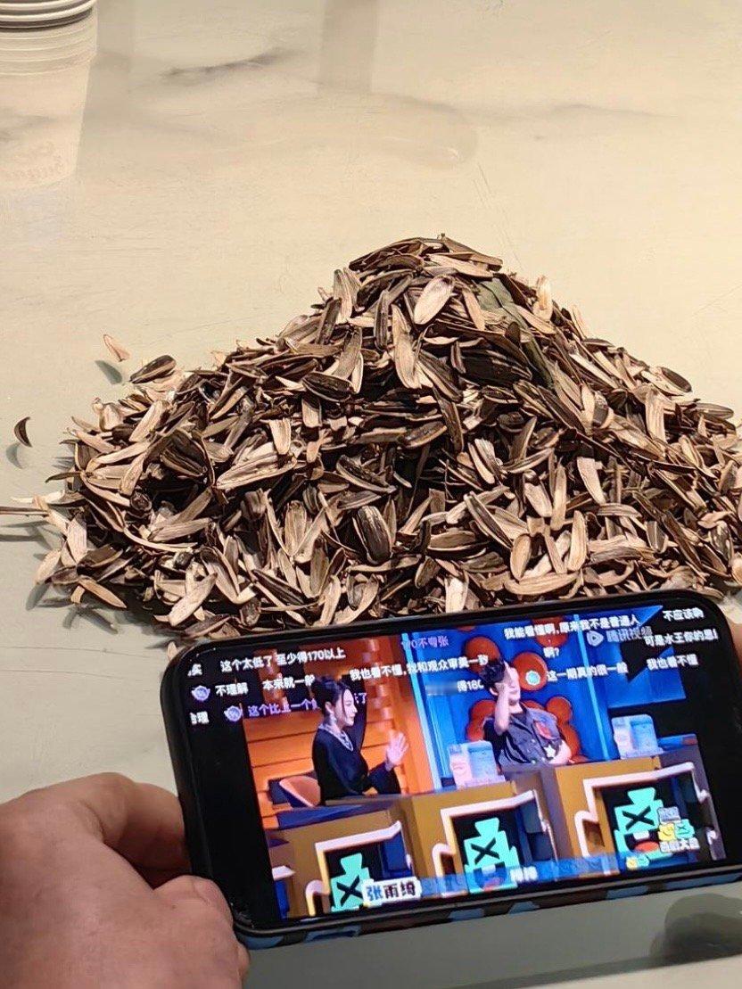 看喜剧大会有多费瓜子 人才辈出的《喜剧大会》，我的快乐源泉，本i人真的大大大大大