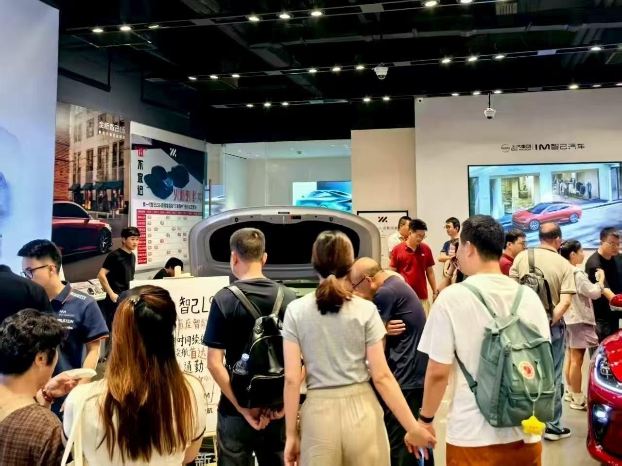 智己全新LS6上了之后人流量不错啊，增程版纯电续航450公里，关键只要23万多，