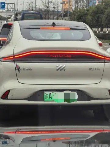 城区智驾辅助，老款的智己虽然没有小蓝灯，但是车后的交互屏还是有点意思，要是能显示