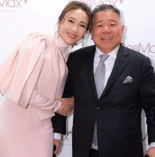 一次宴会上，亿万富翁马廷强对黎姿说：在香港我有报刊生意，每年收入至少1亿多，美中