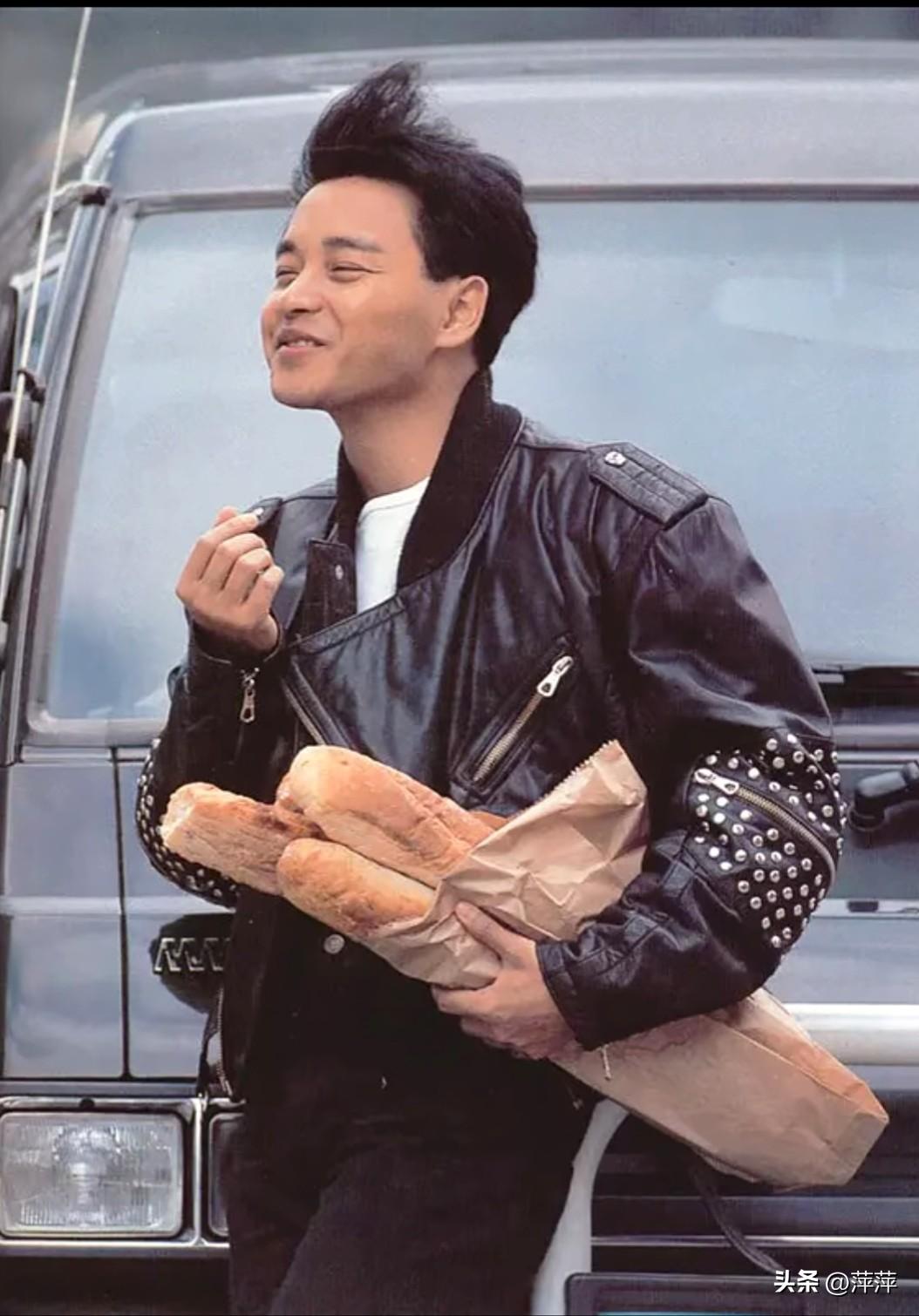 张国荣身着铆钉皮衣，怀抱法棍面包，眉眼舒展、笑意温柔，将少年气与成熟魅力完美融合