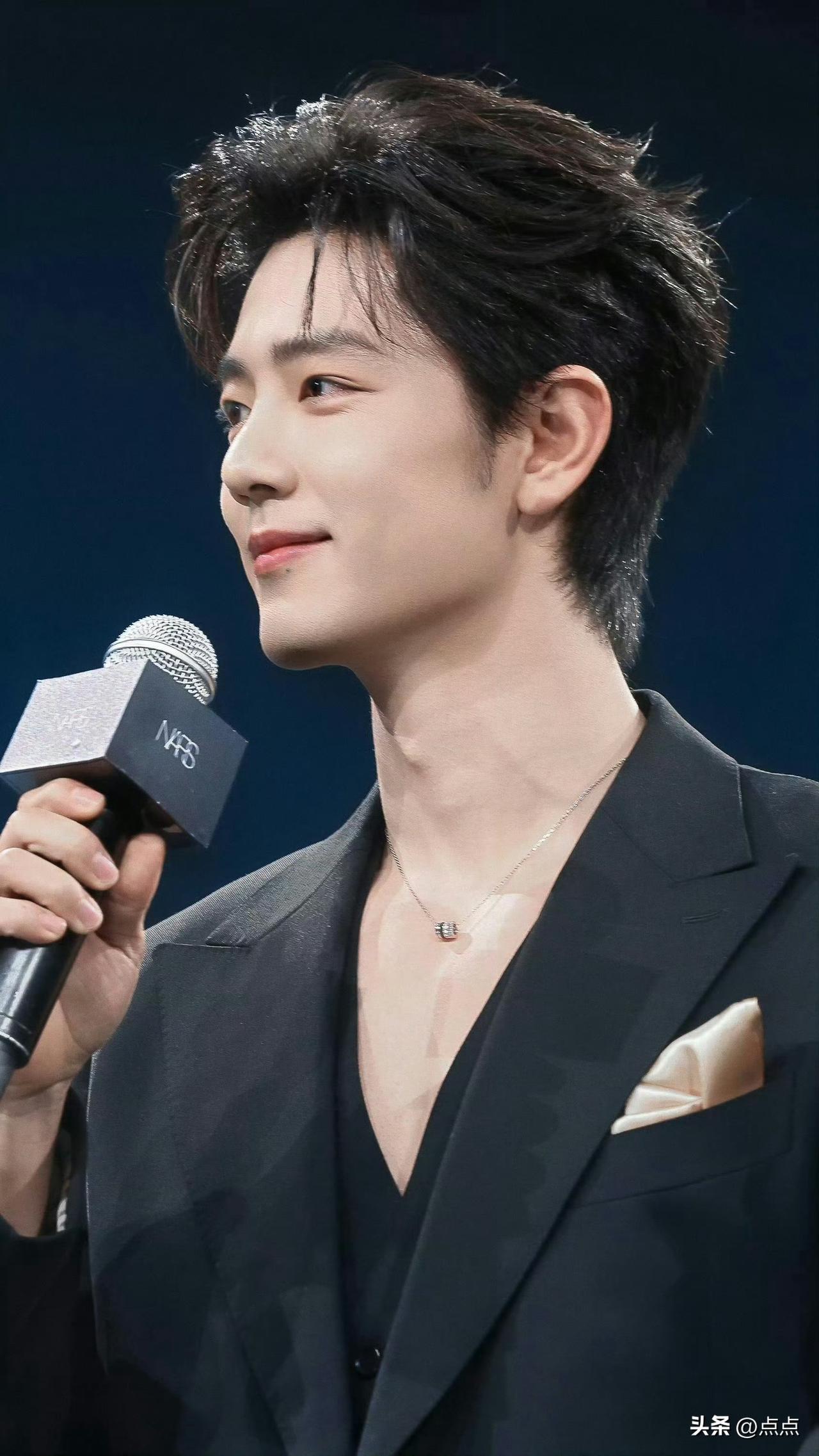 谁懂啊！路人都在喊肖战是女娲毕设！
这哥真的是自带反重力吧，十年如一日的状态好到