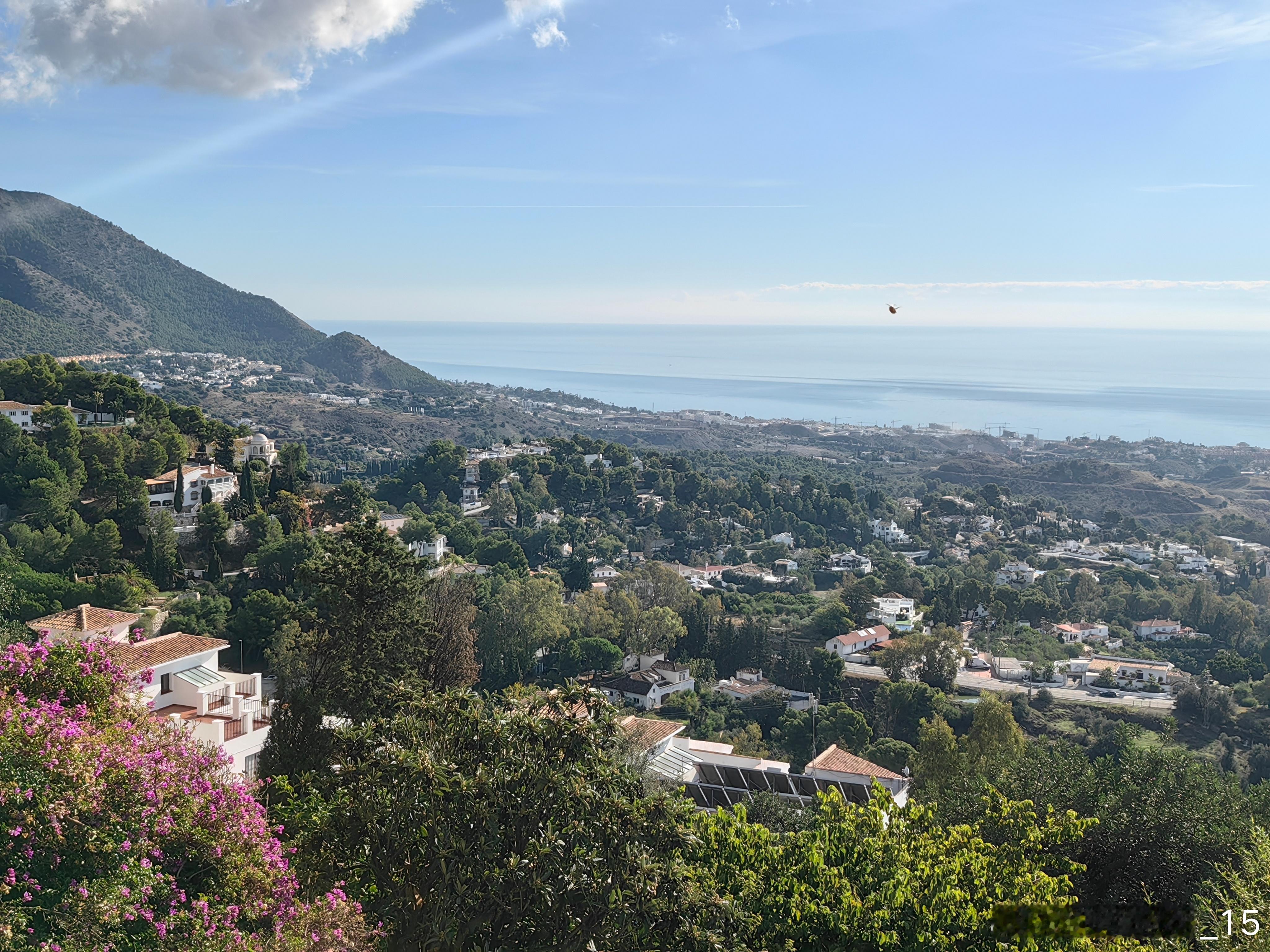 地中海边的一颗明珠-米哈斯白色小镇，她坐落在海拔约428米的山坡上，俯瞰地中海。
