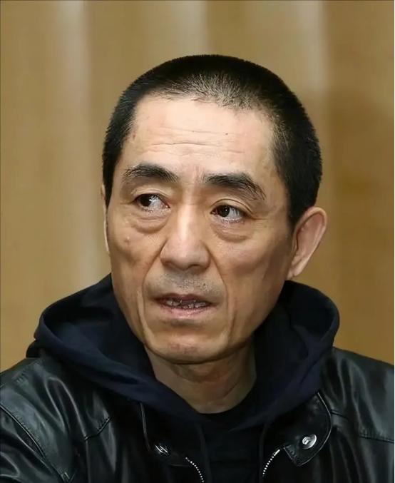 提起张艺谋，大家都知道，他是国内顶尖大导演。

但很少有人知道，他在西安老家，还