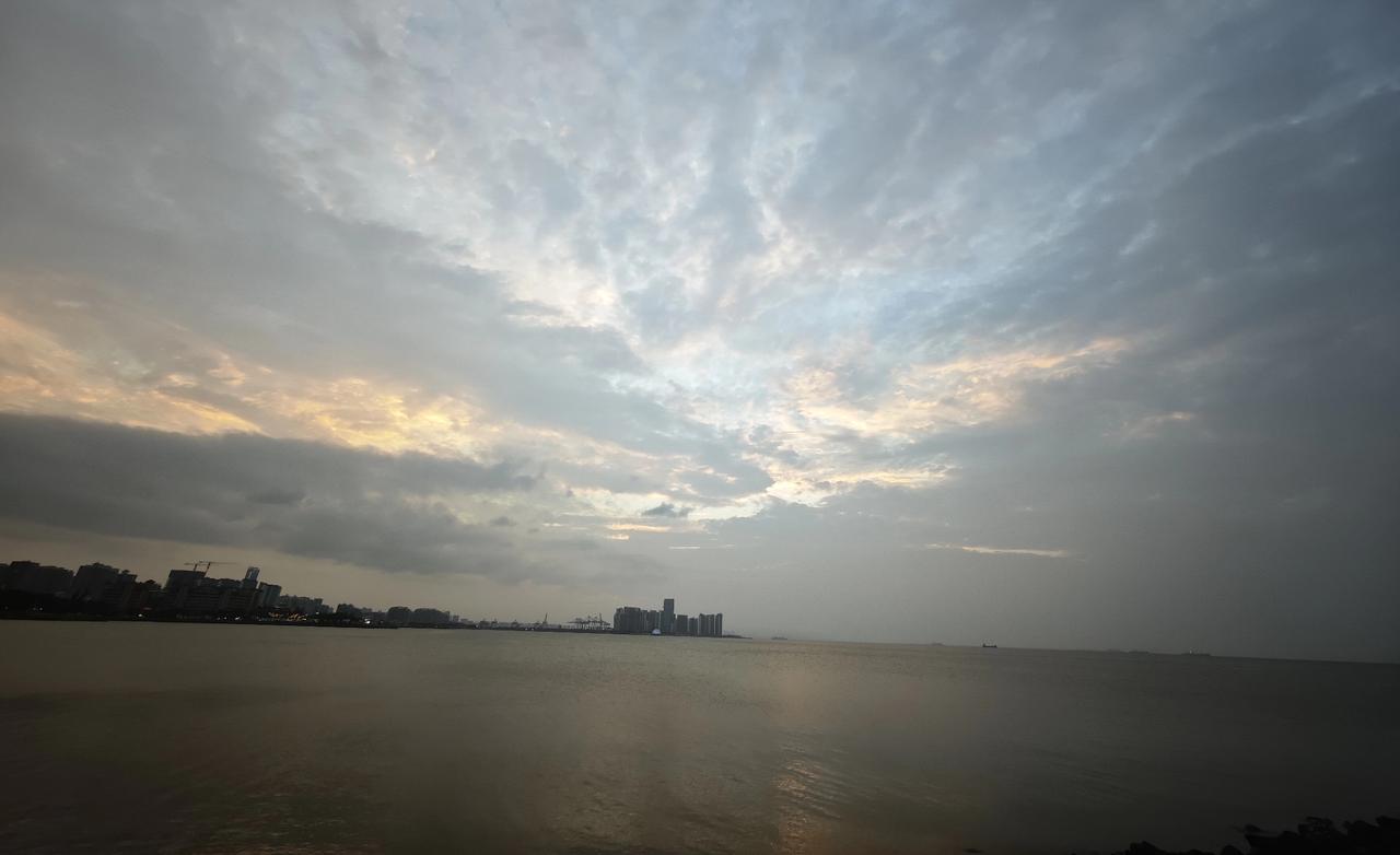 晒图笔记大赛夕阳西下的天空，有一点点火烧云的感觉，很美