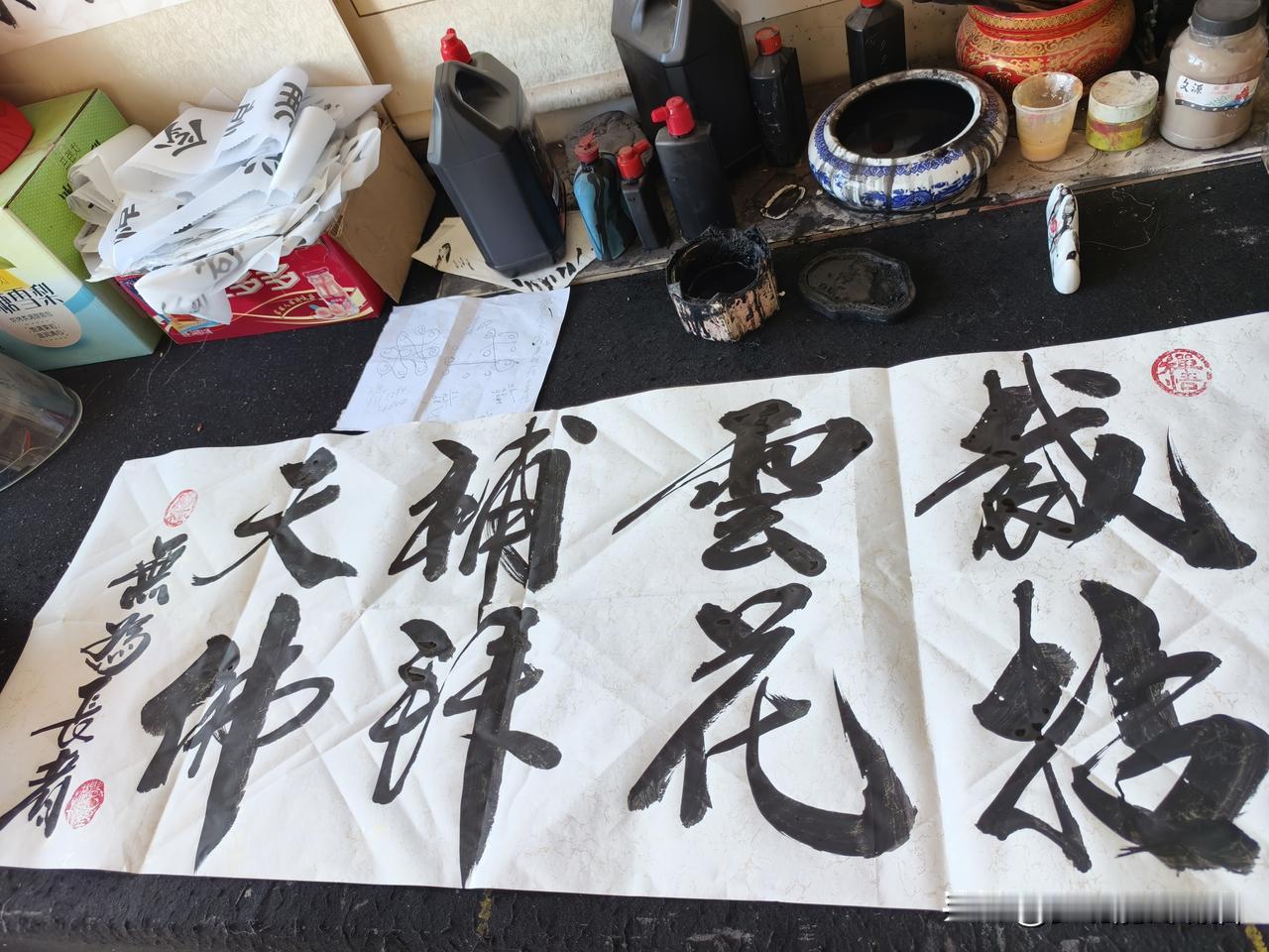 秋日生活打卡季 山西偏关猫姐裁缝店不忙的时候，总会找点缝缝补补的营生来消磨时间的
