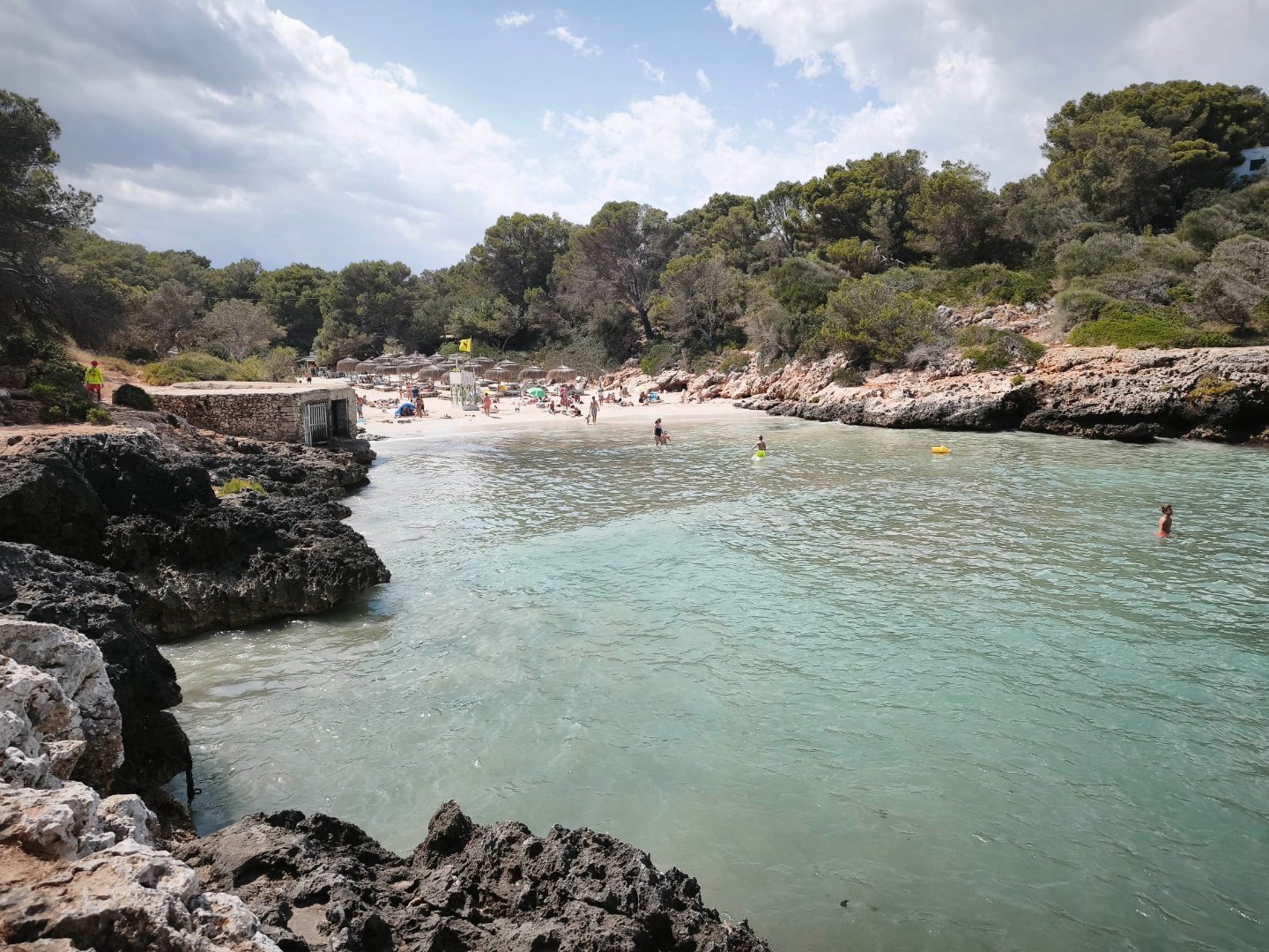 西班牙马略卡岛狭长小海湾Cala Sa Nau一个岛东部出名的小海湾 地方很小但