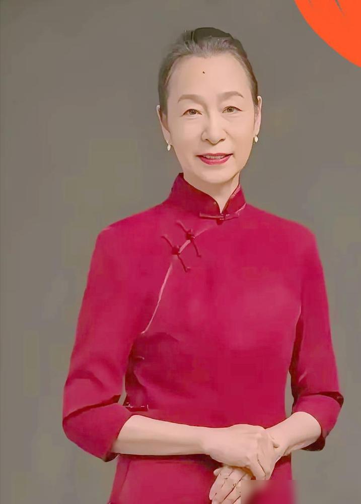 奚美娟这事儿闹大后，

上海戏剧学院慌了。

简单说下：她是学校请的客座教授，这