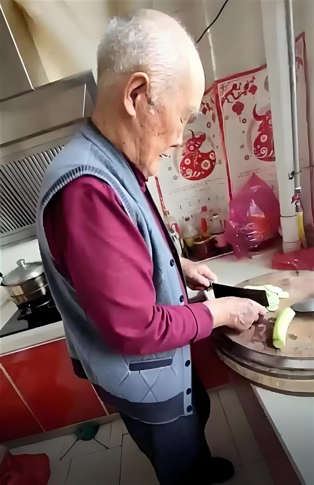 当年战斗中，赵合背着伤员过河撤退，一颗子弹突然从鼻子左侧打进，径直打穿上颚，当场