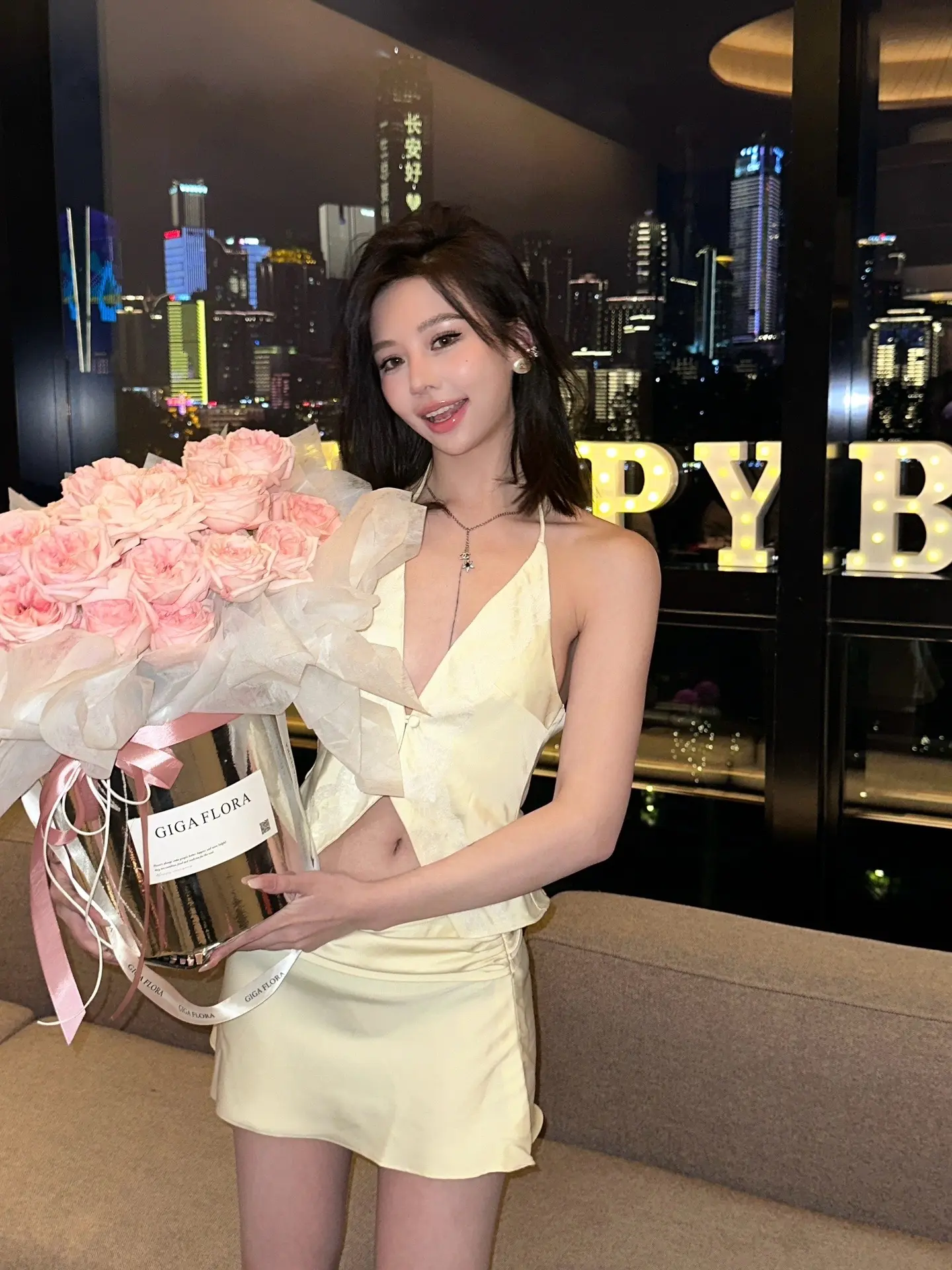 那就祝自己新的一年继续闪闪发光吧。