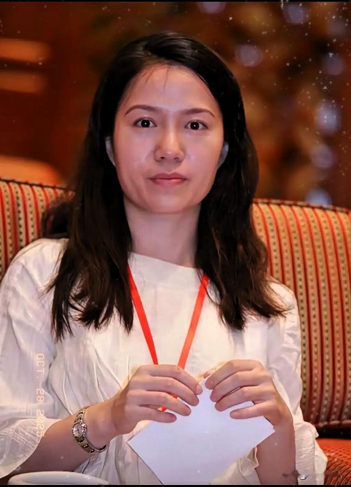 总有人猜翁帆靠别人住豪宅，
其实她住的是清华园里一套有法律保障的终身居住权的房子