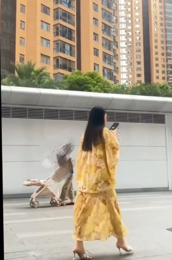 李湘一家三口全瘦了 我的天，李湘这是瘦了多少啊！一家三口站一起都苗条成这样了，这