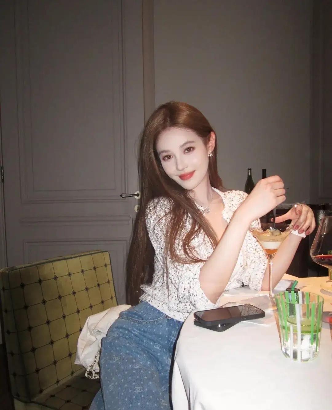 优雅夜晚，与闺蜜共享美酒时光🍷✨