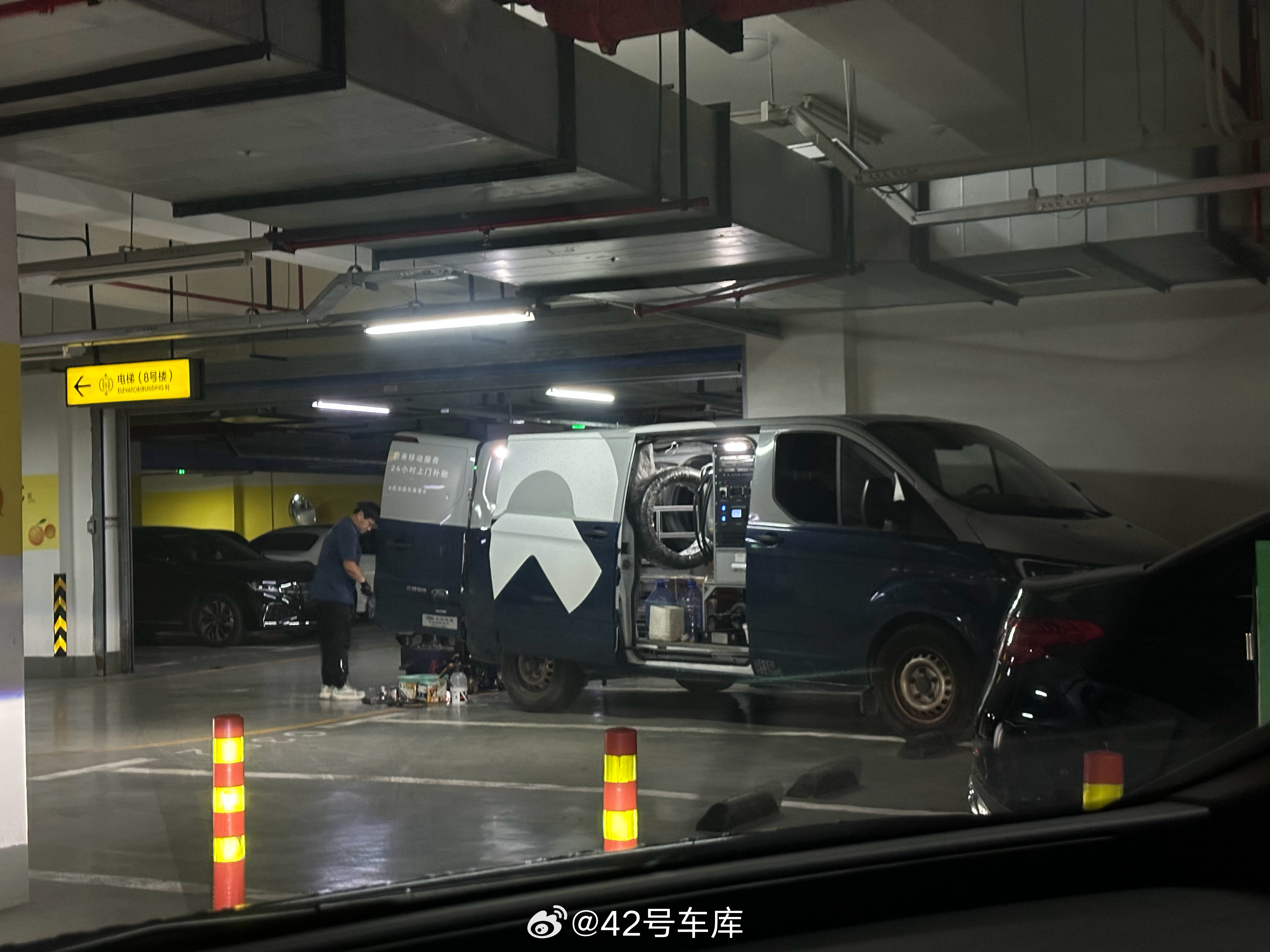 在公司地库里，看见一台蔚来的移动服务车，正在进行轮胎方面的修整工作。在这 30 
