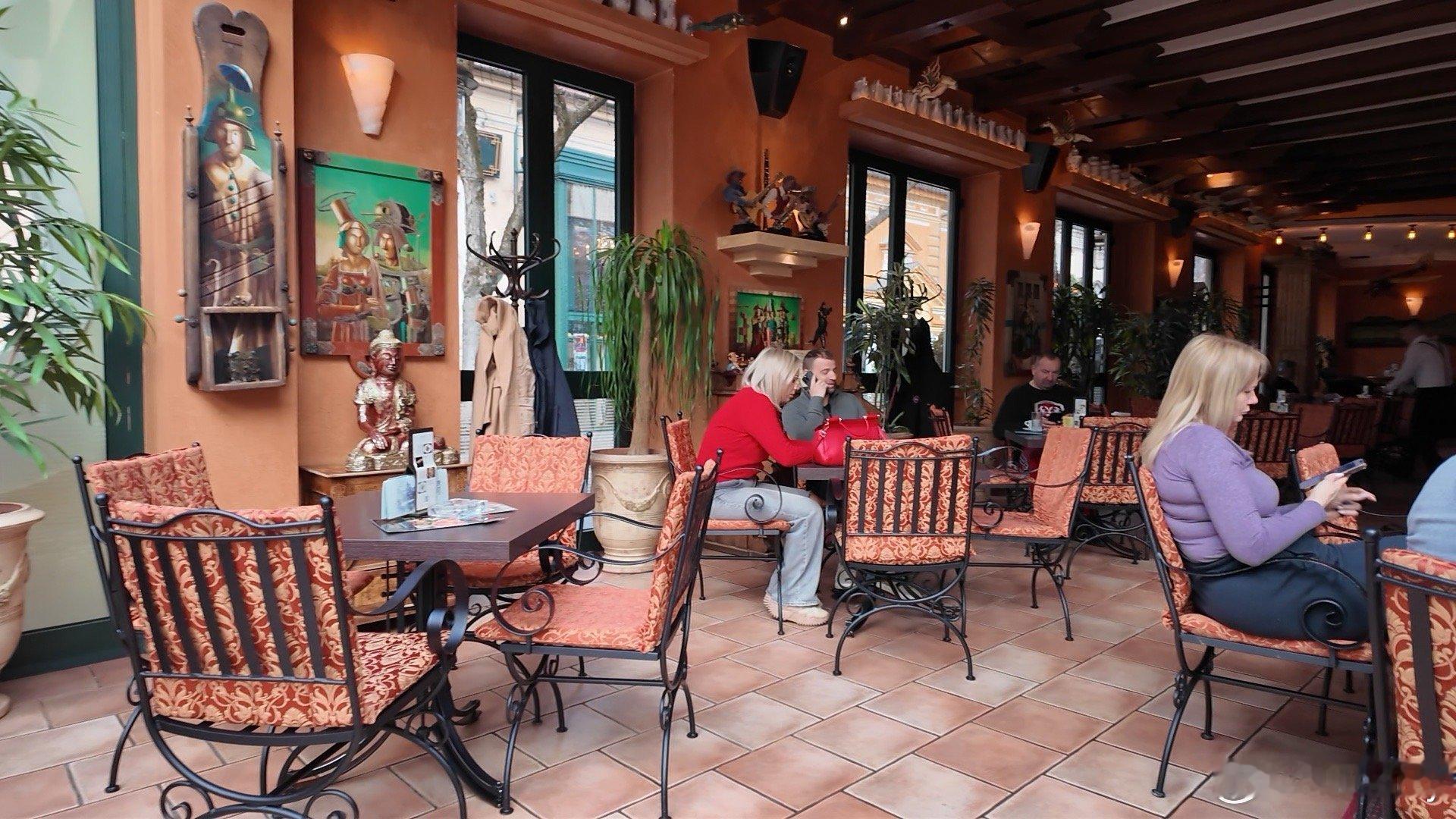 尝试了subotica房东强推的boss cafe当地的特色咖啡是加厚厚巧克力c