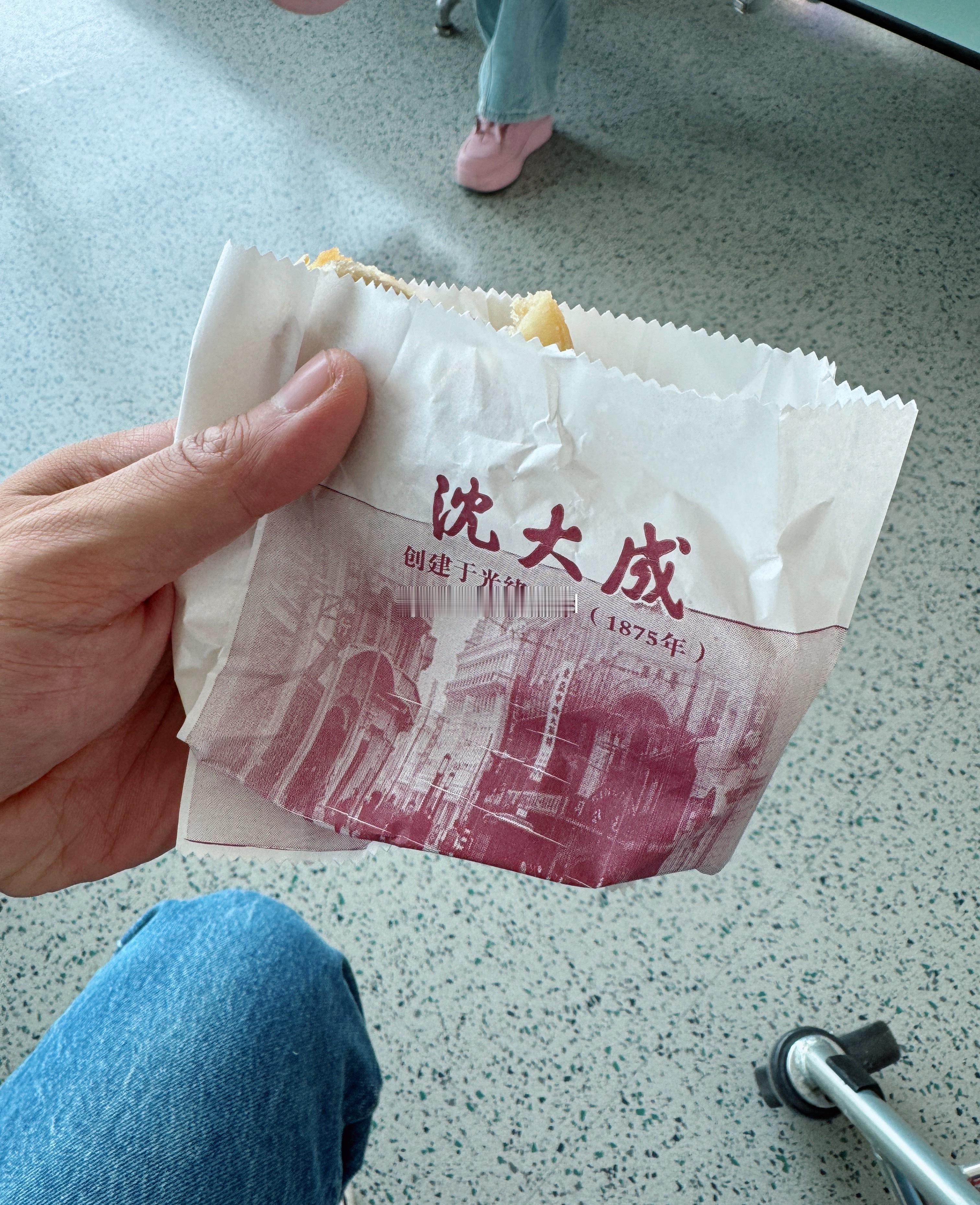 机场试了下上海本地老字号沈大成鲜肉月饼，好吃，肉质鲜嫩，鲜香不腻，肉馅Q弹饱满，