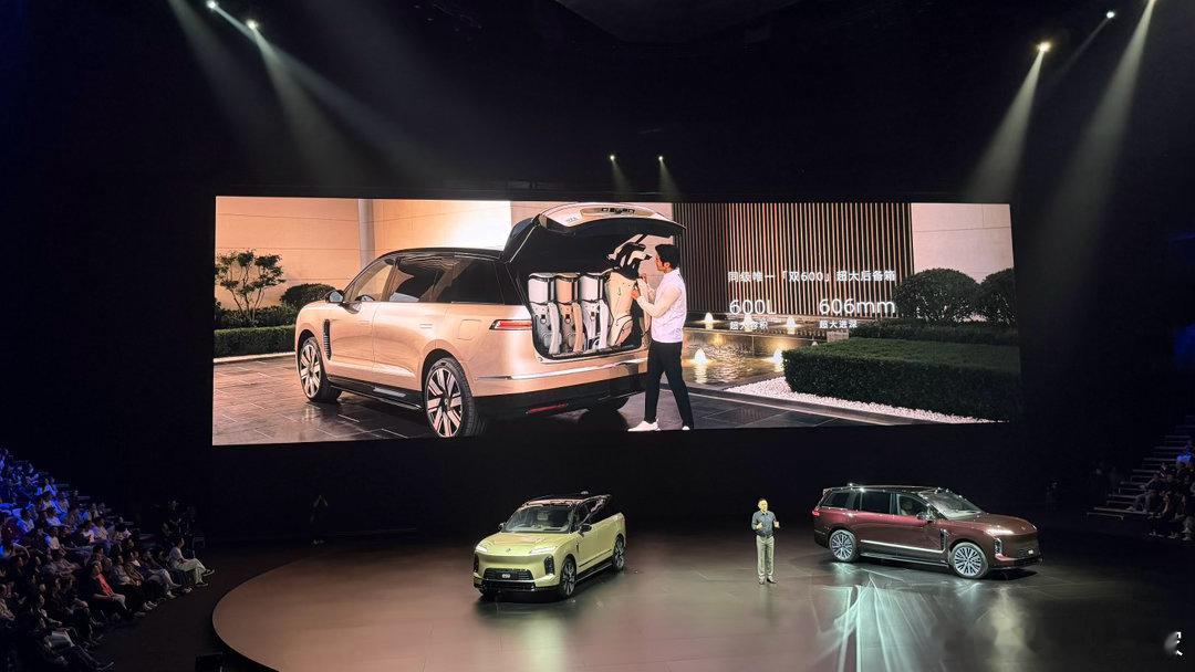 各位爱打球的老板，尤其是动不动就凑4人组的大哥们，快换蔚来ES9吧，竖着能放四个