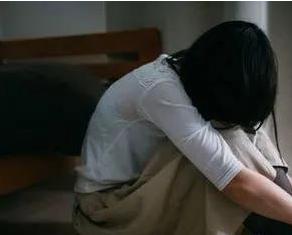 湖南永顺，已婚女医生曹某和男同事罗某出游，在车里罗某不顾曹某的反对，强行发生了男