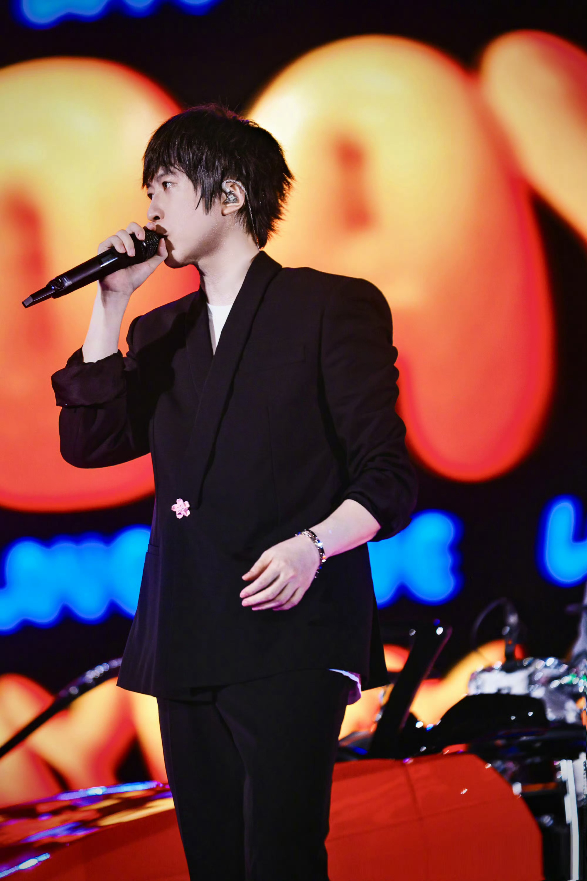 以前对他的印象就是唱歌好听🤣结果现在发现他好有趣哈哈哈 