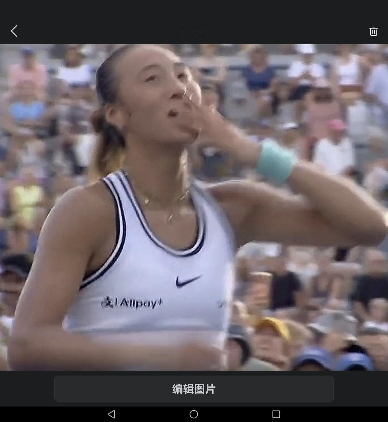 北京时间9月6日01：38，美网女单第三轮焦点战落幕。中国金花郑钦文鏖战三盘，以