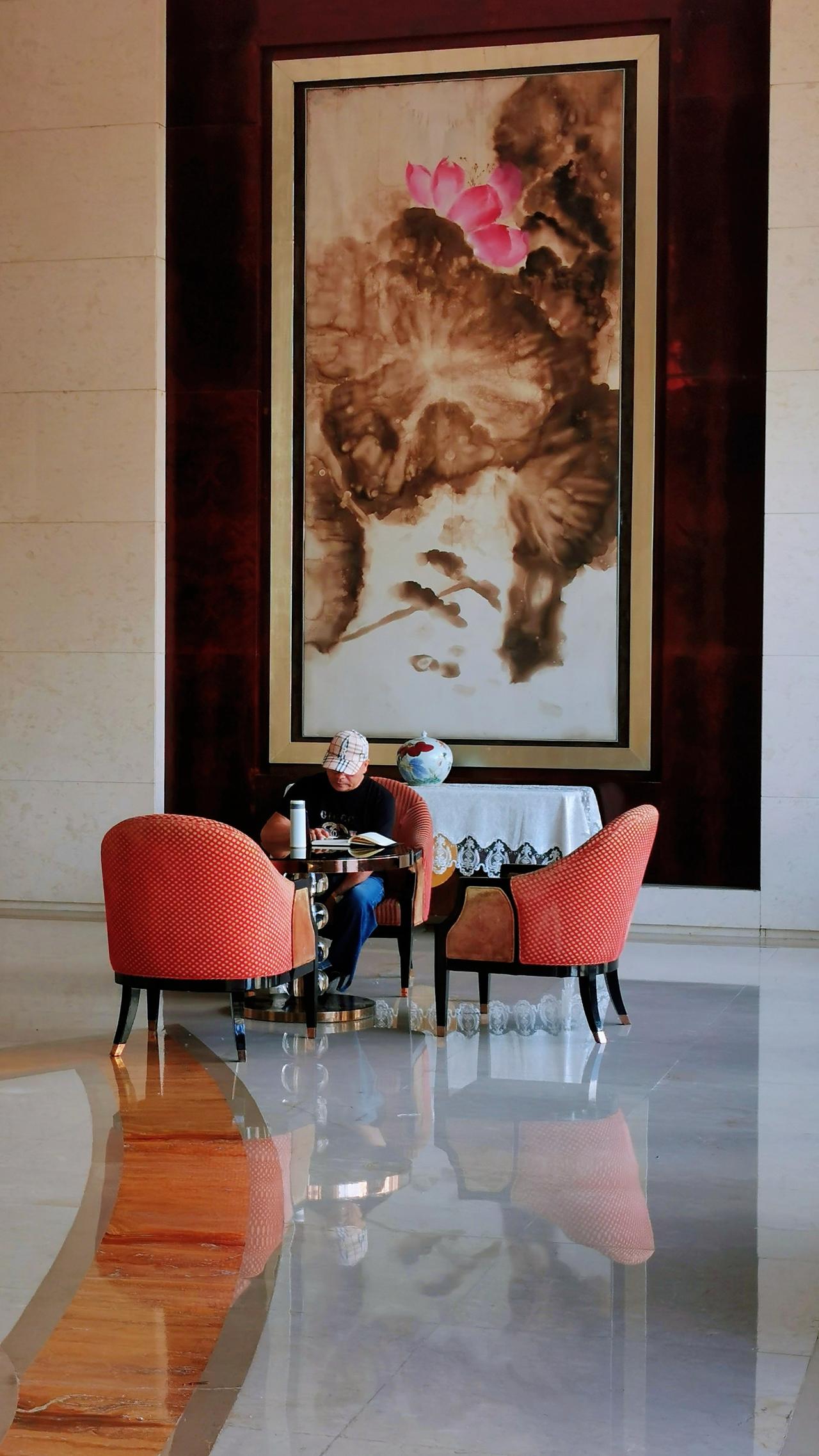 休闲区办公的商人
——手机拍摄酒店