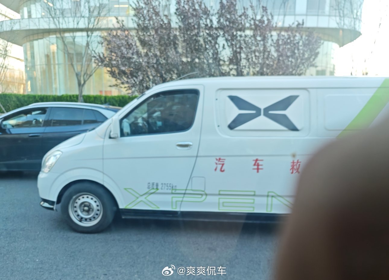 路上救援车越来越多了，各个品牌的，背着电，满处跑