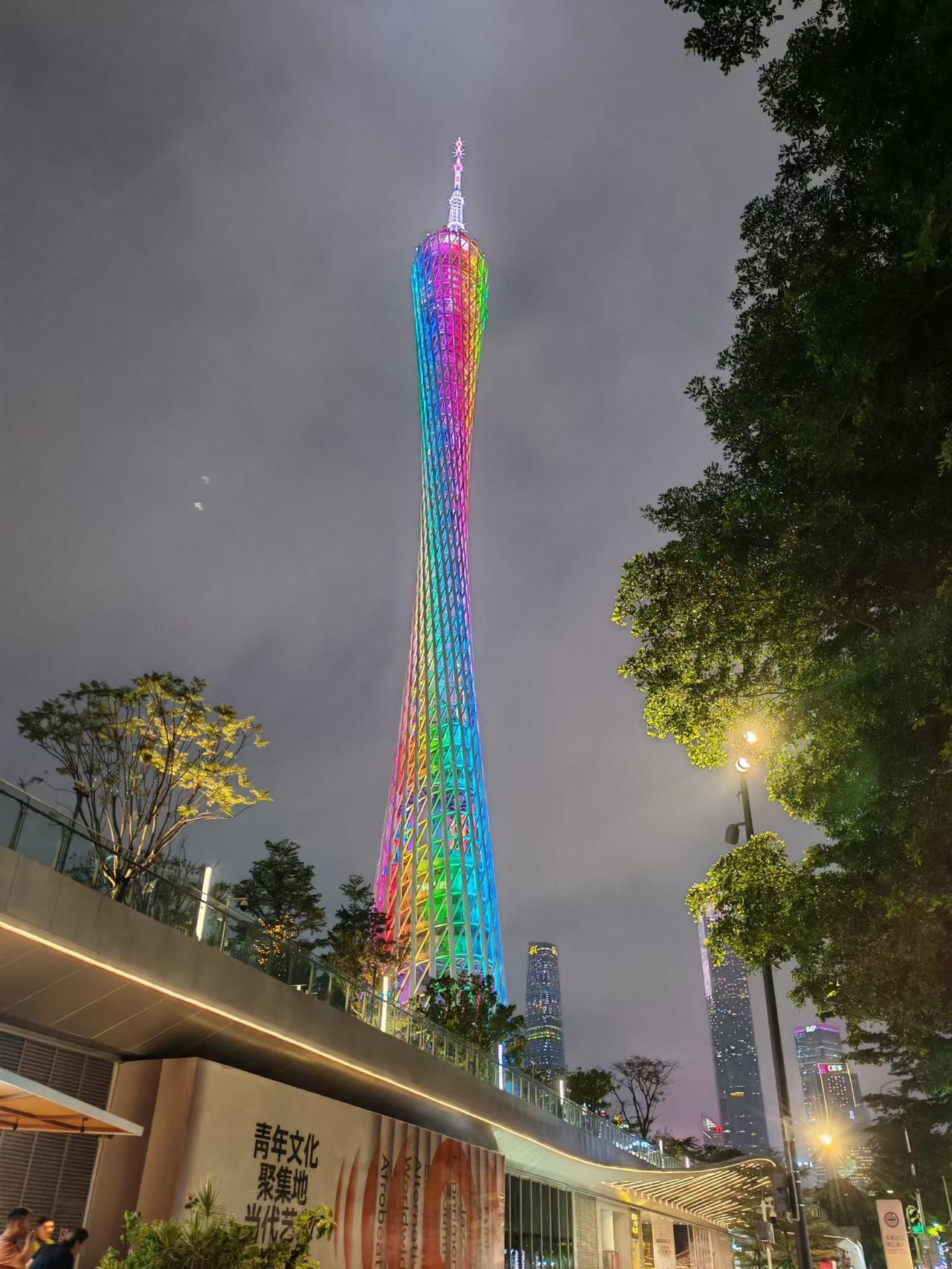 你嫌弃工作累，是因为你有一份工作；嫌弃堵车，是因为你有车开；嫌房子小，是因为你有