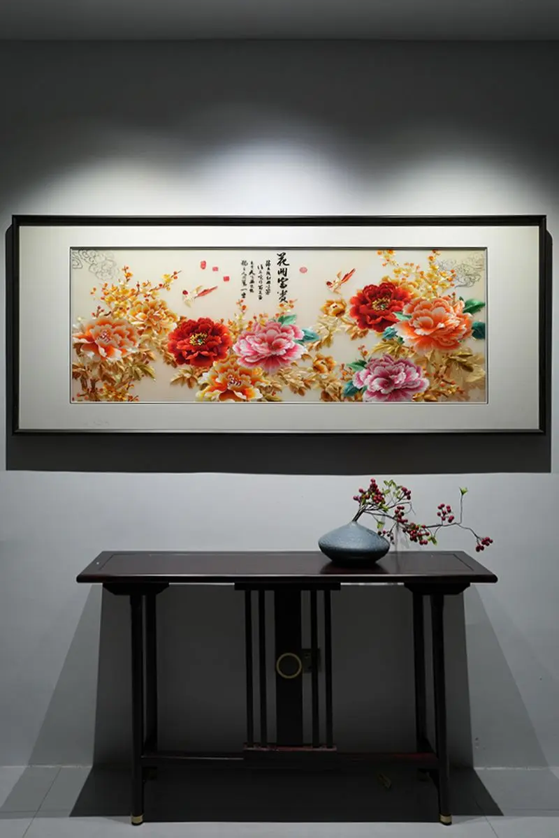 繁花映字呈吉运，花开兴旺万事昌 柔丝织满堂牡丹盛景，走线分瓣层雍容、禽...