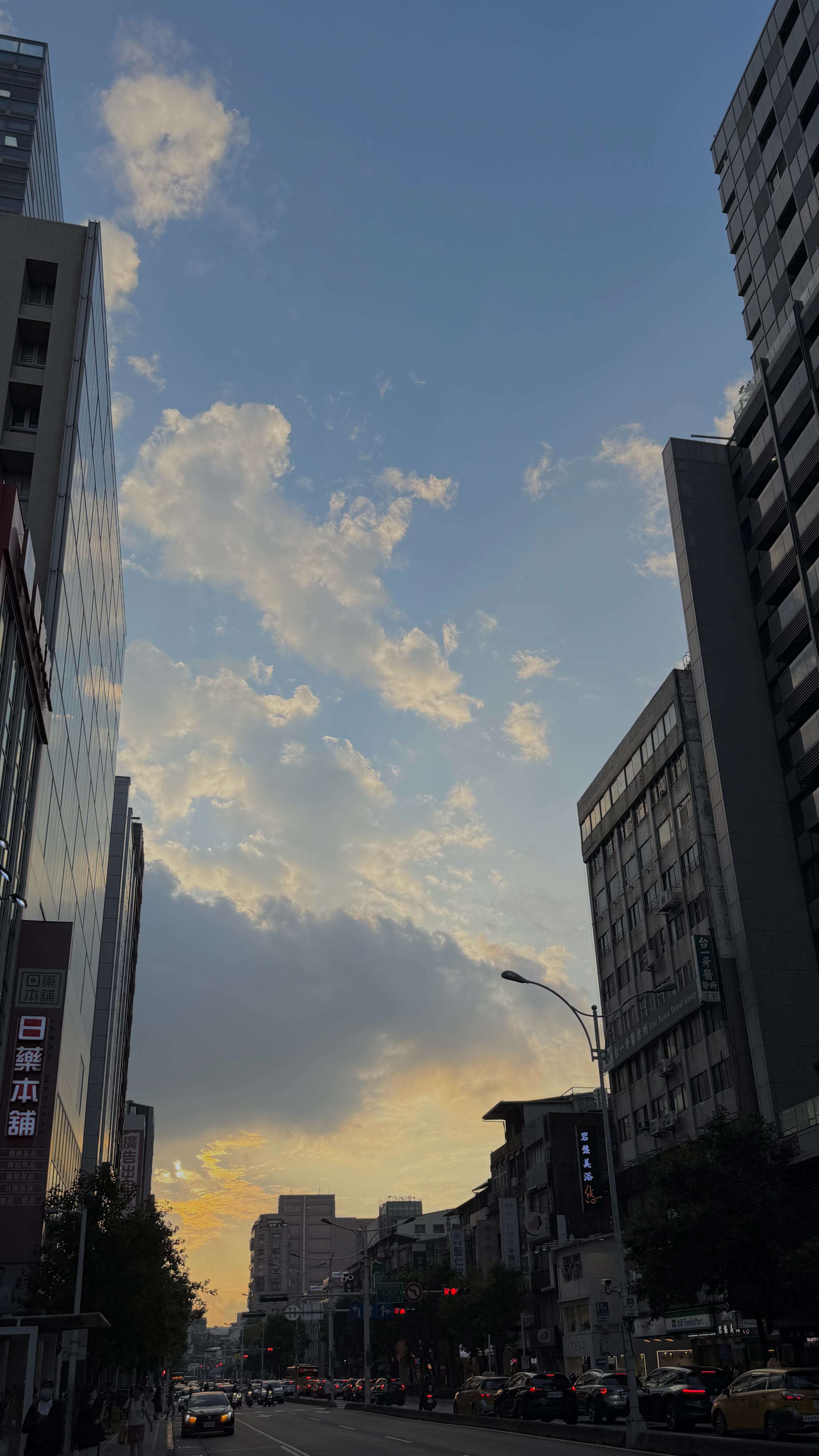 風雨將至，天空卻美得不像話。願大家平安，做好防颱準備。🙏 