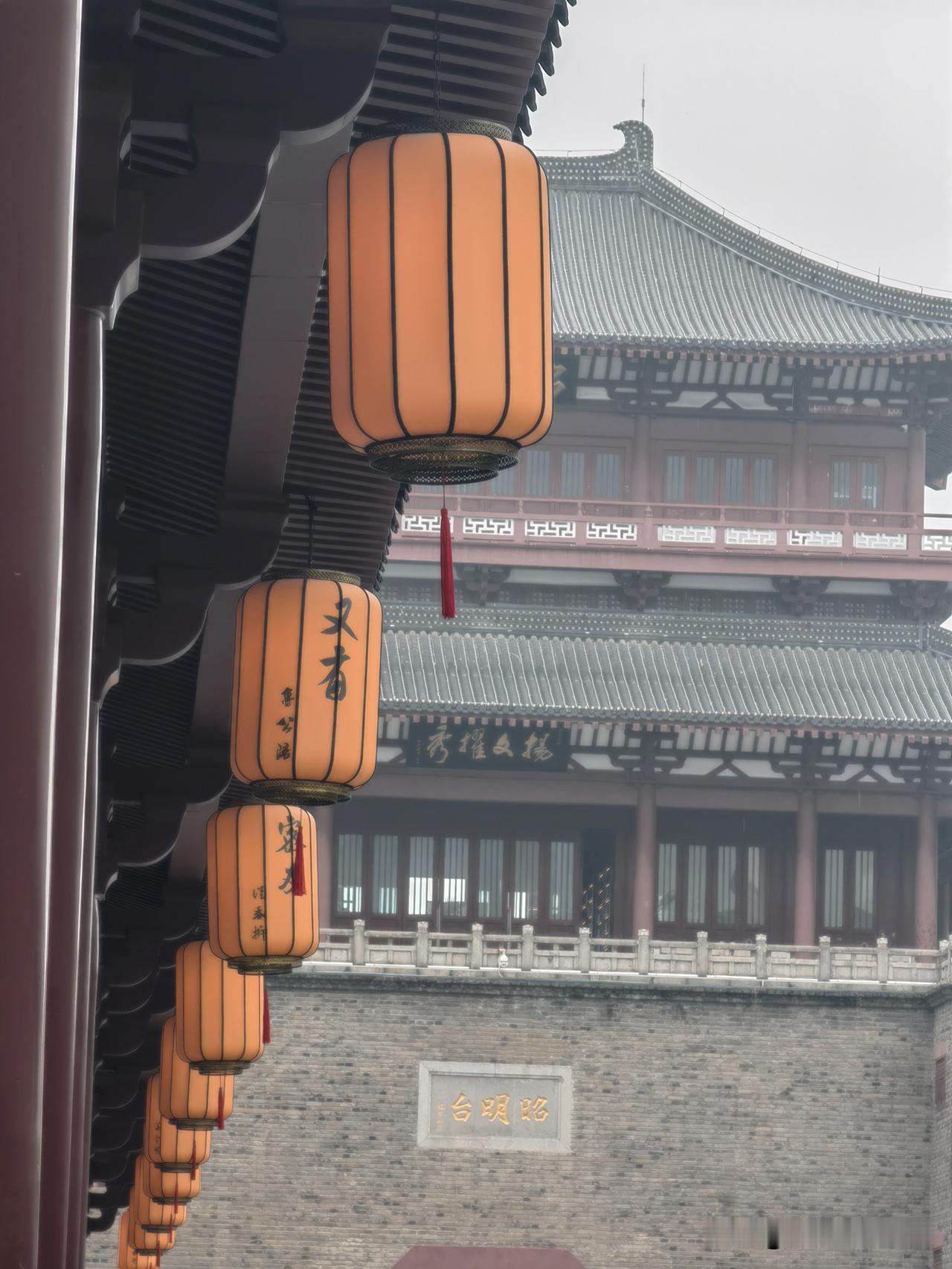 为了迎接湖北省旅游大会，襄阳开始古城改造很久了，前几天，鼓楼广场终于对外开放了，