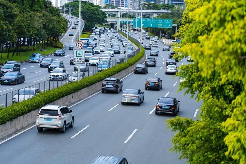 深圳打通断头路治堵效果还挺不错的。就拿福田区的一条断头路来说，之前周边居民出行特