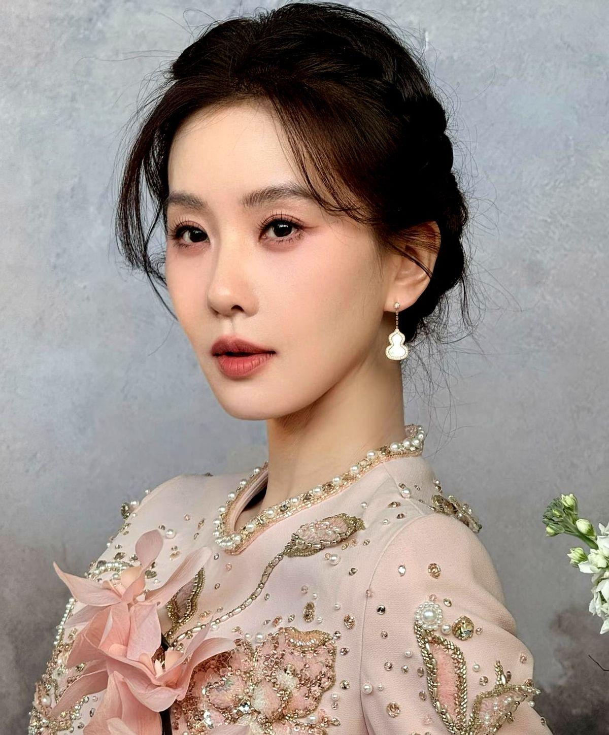 刘诗诗估计是没想到

自己一贯的温婉风格，会被带聚餐的儿子步步打破。步步六七岁精