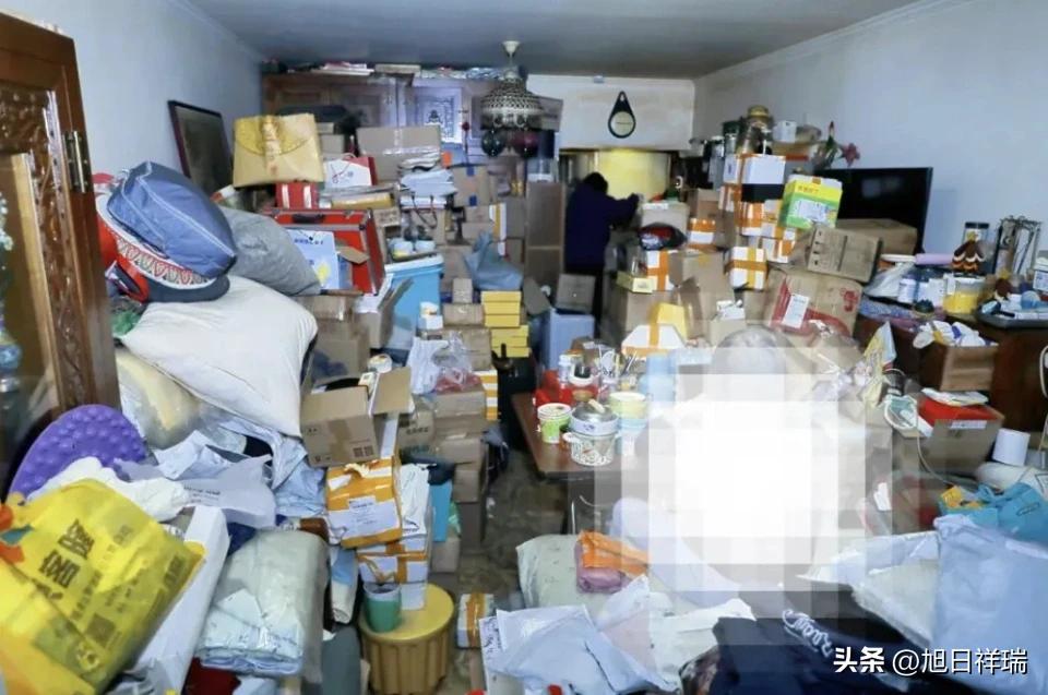 每月4000多退休金全花光，一天收十几个保健品快递，家里堆满却从来不拆，80岁北