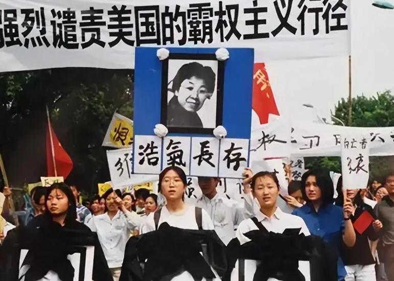 1999年，美国轰炸我国大使馆，10年后一对夫妇在美遭遇枪击，丈夫当场身亡，当媒