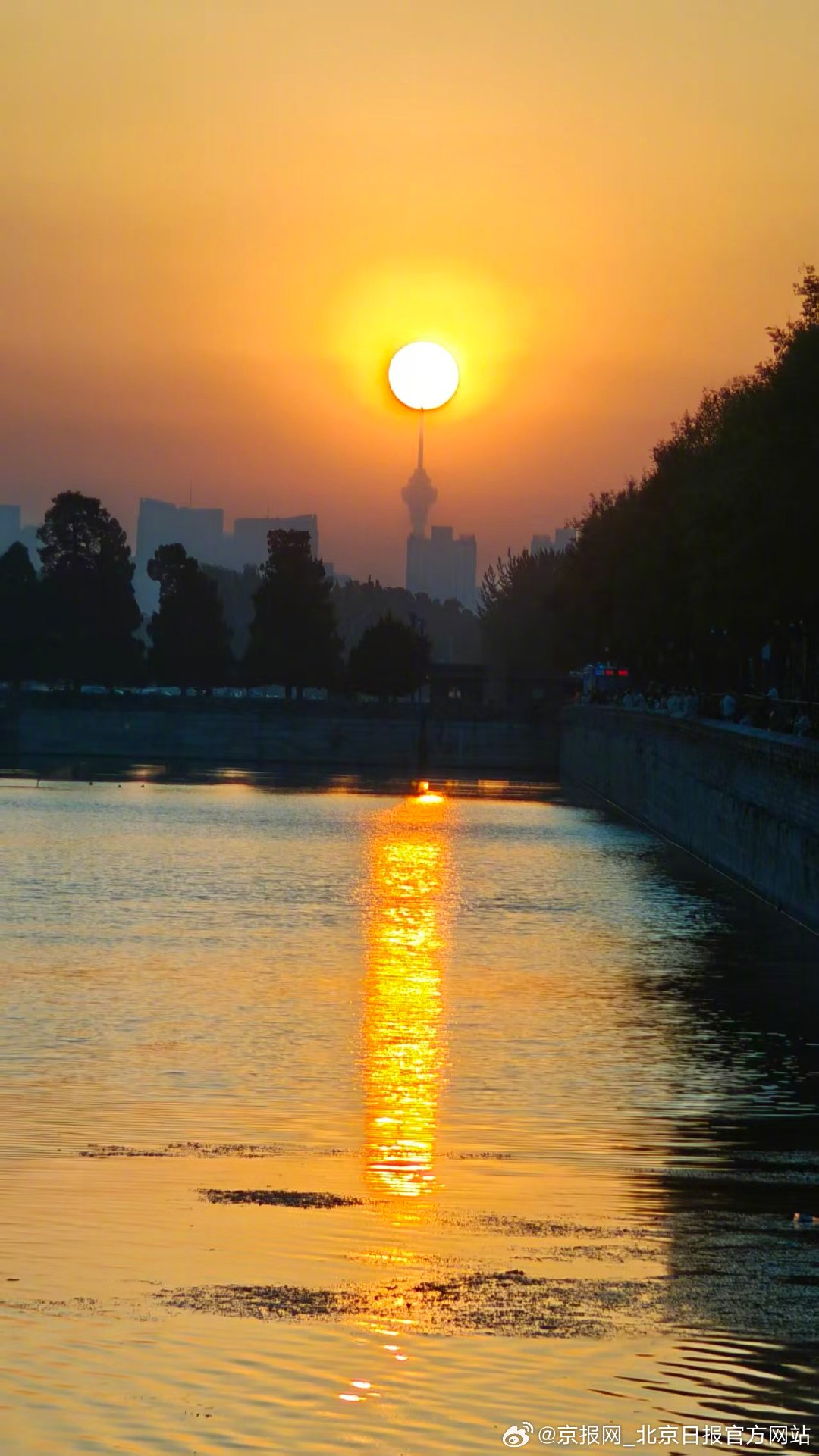 【惊艳！#北京晚霞美出重影#】#今天北京真好看# 9月24日傍晚，北京天空落日晚