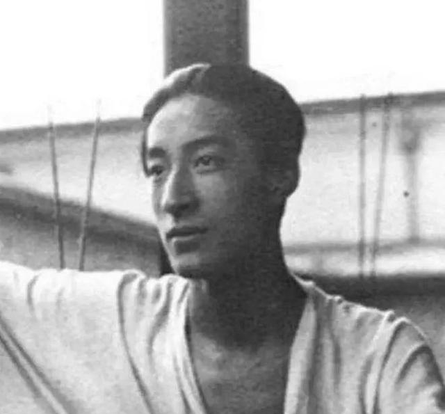 上海滩头号贵公子邵洵美的后院简直魔幻：原配与情人挽着手逛街处成了闺蜜，家里默默无