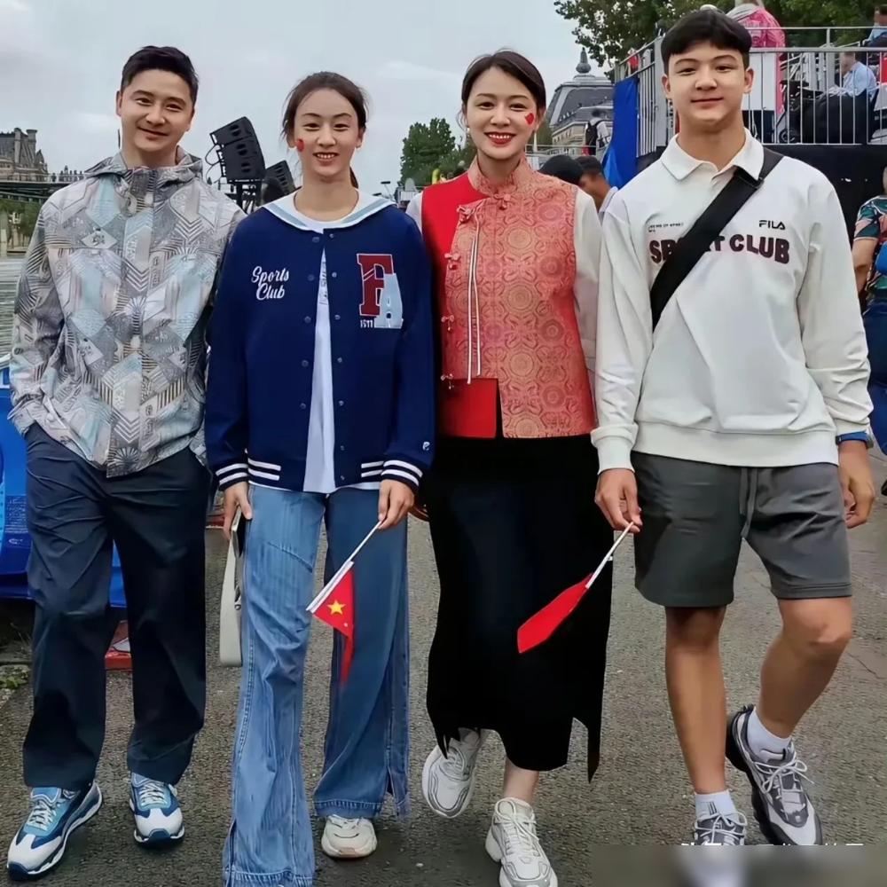 田亮儿子脖子和头一样粗，评论区炸了，几千人催他赶紧去医院挂号。 
 
只见评论区