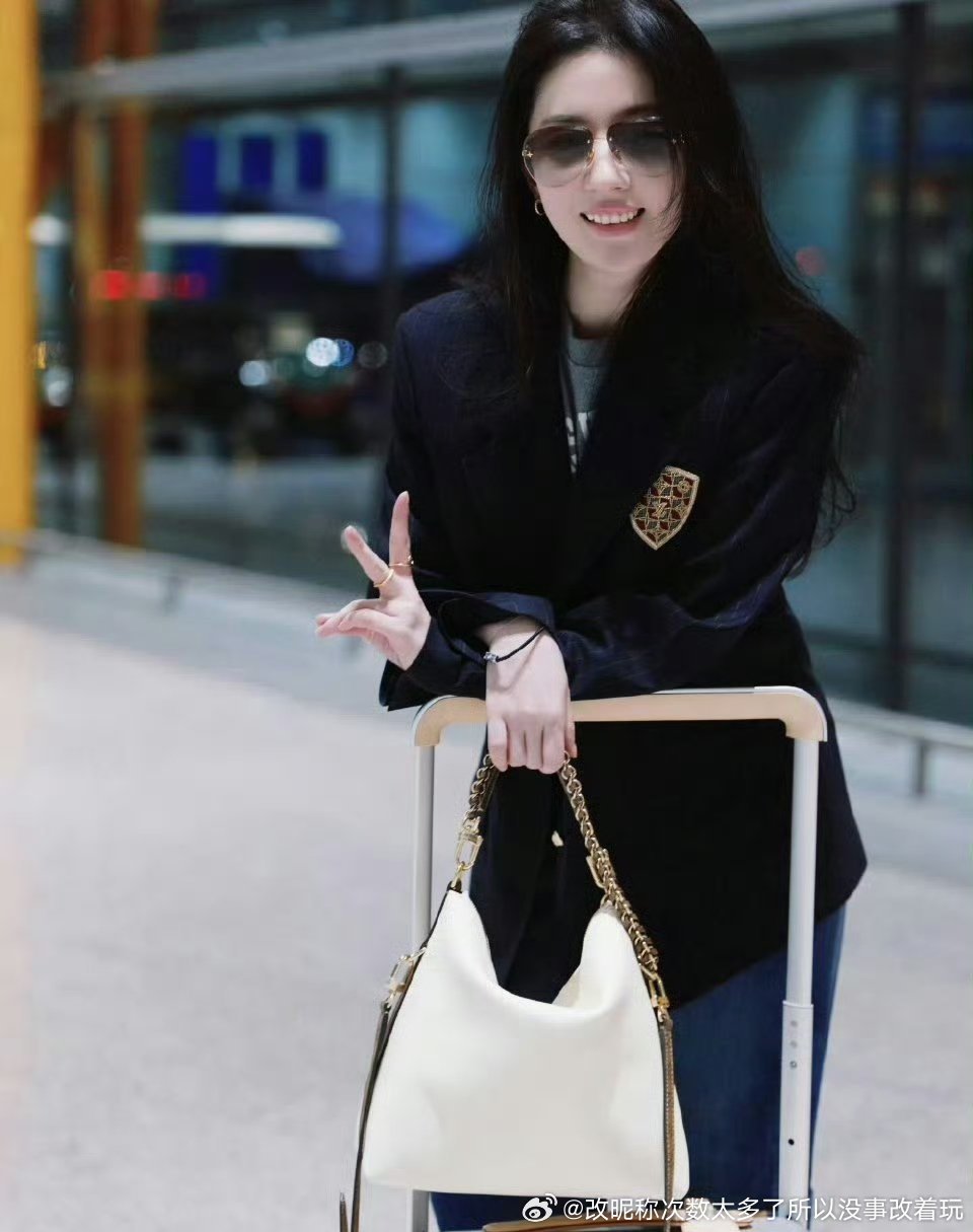 这鼻子牙花子我还以为P了脸型的白露 