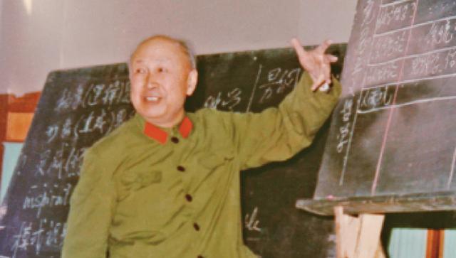 2008年年底，一辈子不看电视的钱学森突然跟儿子说：“支个电视行不行？贵不贵啊？