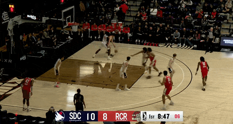 杨瀚森发展联盟第三战，第一节5投4中，三分2中2，砍下10分2篮板1助攻，正负值