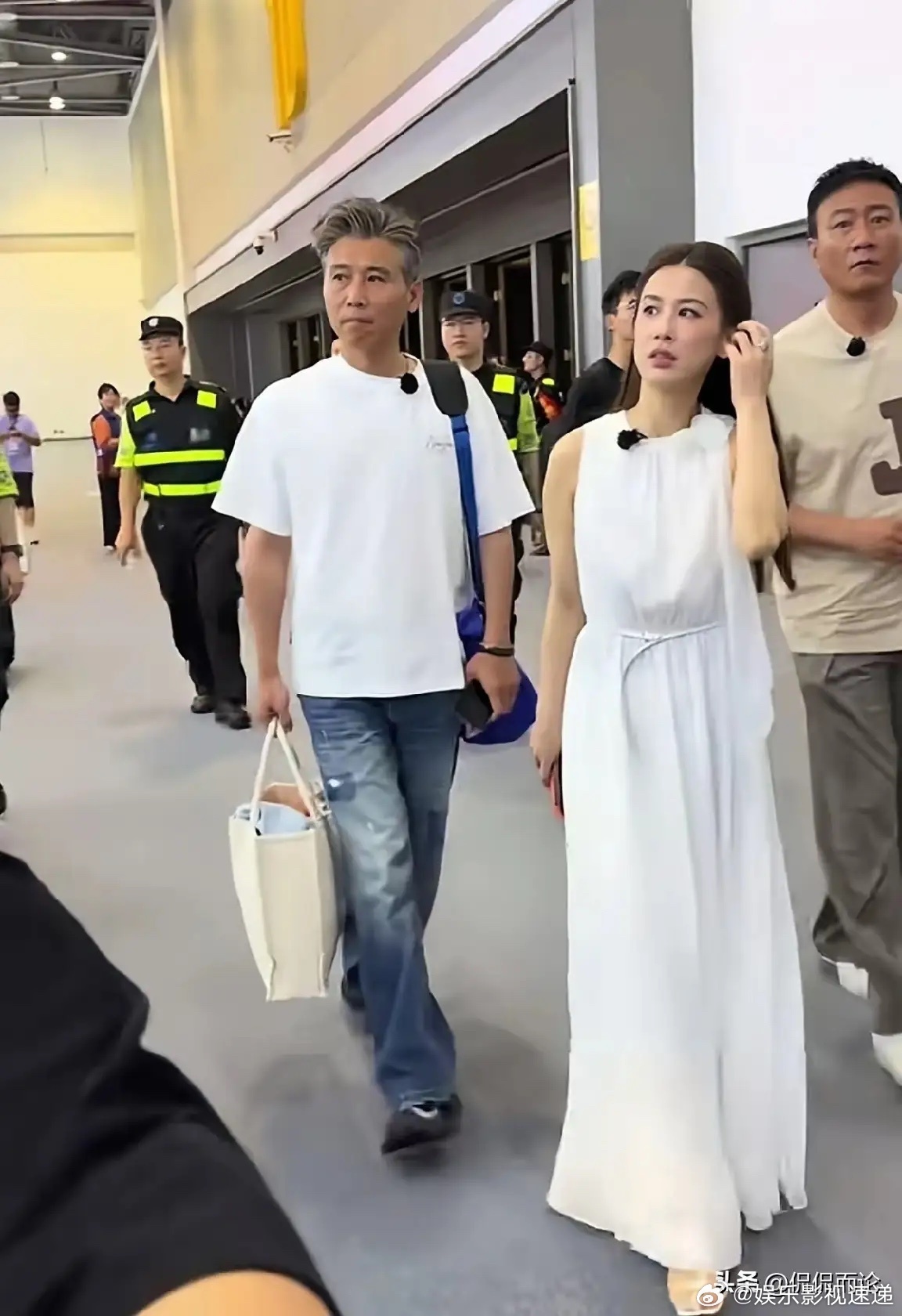 黄圣依带着自己的新书去参加杭州书博会了，一同前往的还有好友胡军和李乃文，黄圣依一