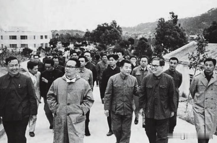 1980年5月，国务院副总理谷牧（前排左二）率工作组到广东考察经济特区筹备情况，