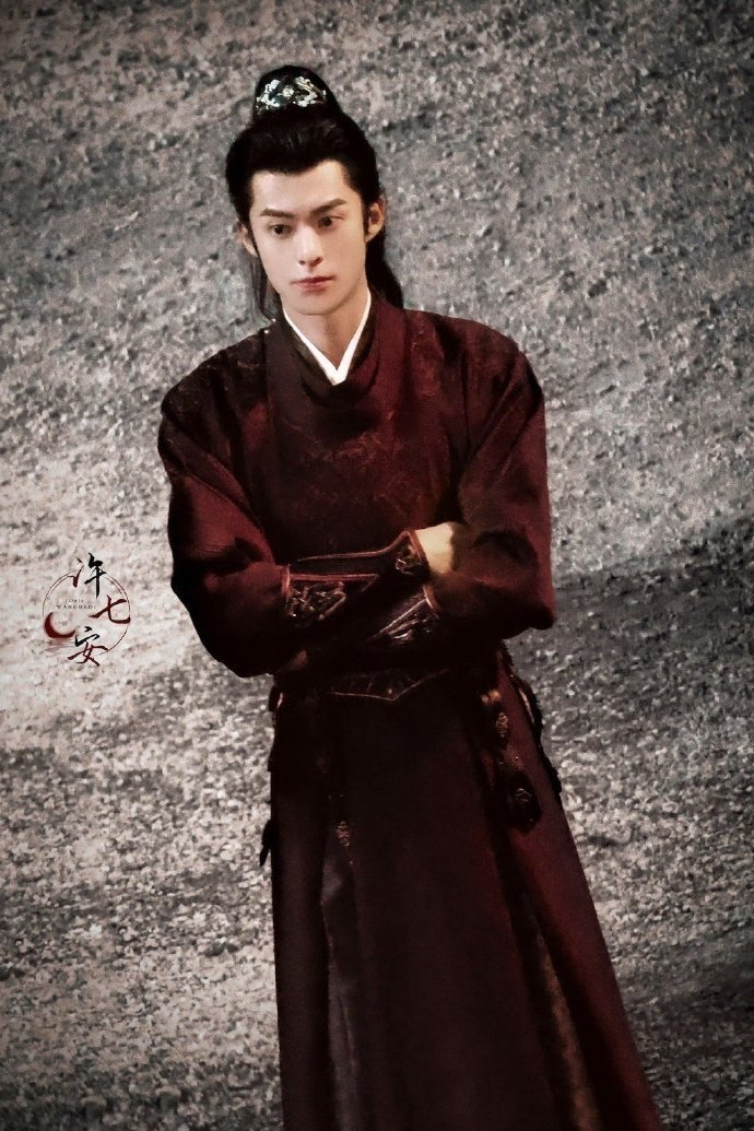 #王鹤棣红衣许七安# 王鹤棣大奉打更人红衣路透，一袭红色古风造型英姿飒爽，帅气十