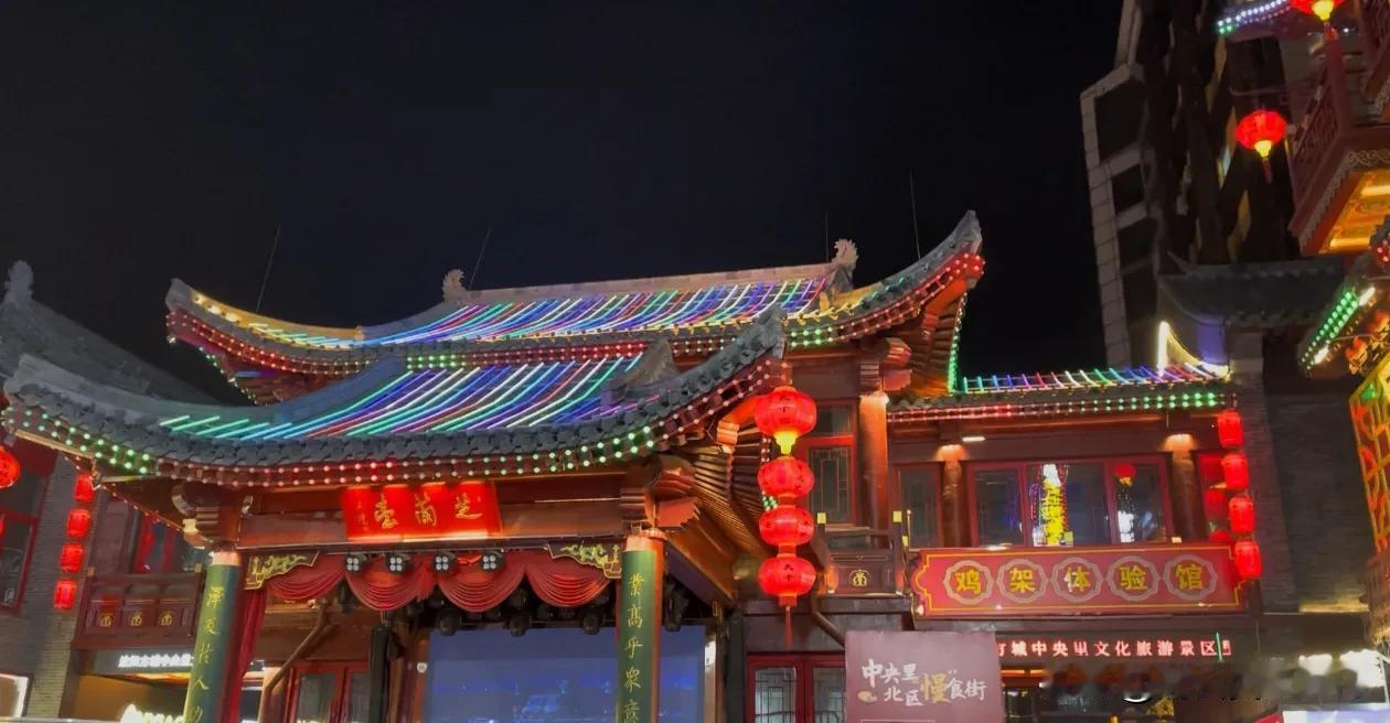 沈阳中街的夜晚，灯火阑珊，人潮涌动。走在这里，感受城市的脉搏与浓浓的人间烟火气。