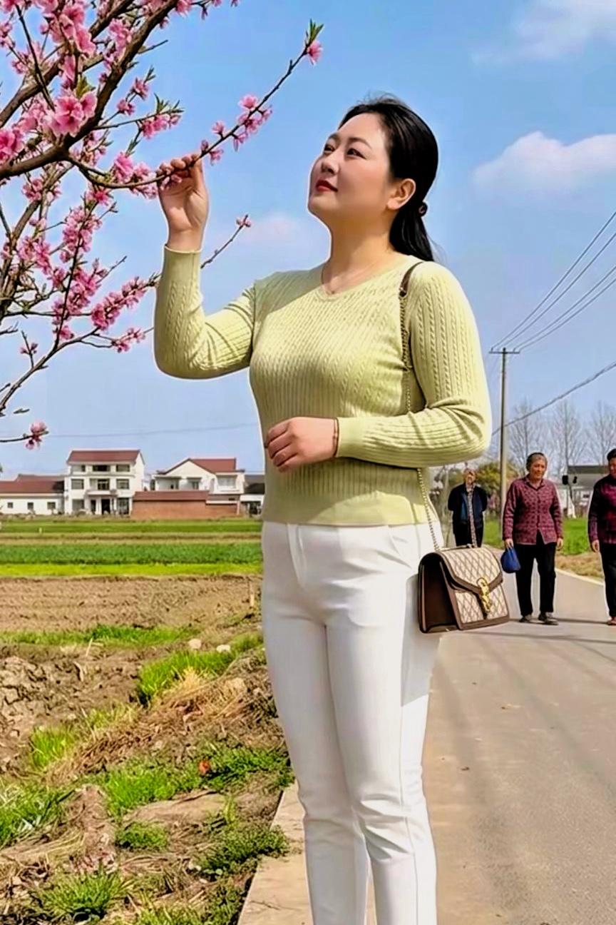 窗外的老槐树，
又抽出新枝时，
周先生刷着手机，
坐了快半小时。
视频里那句
“