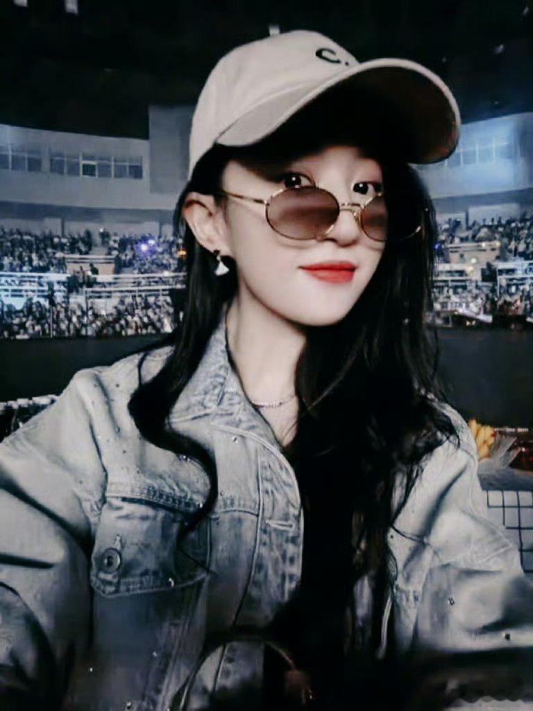 刘亦菲现在的自拍姨味十足 ​​​