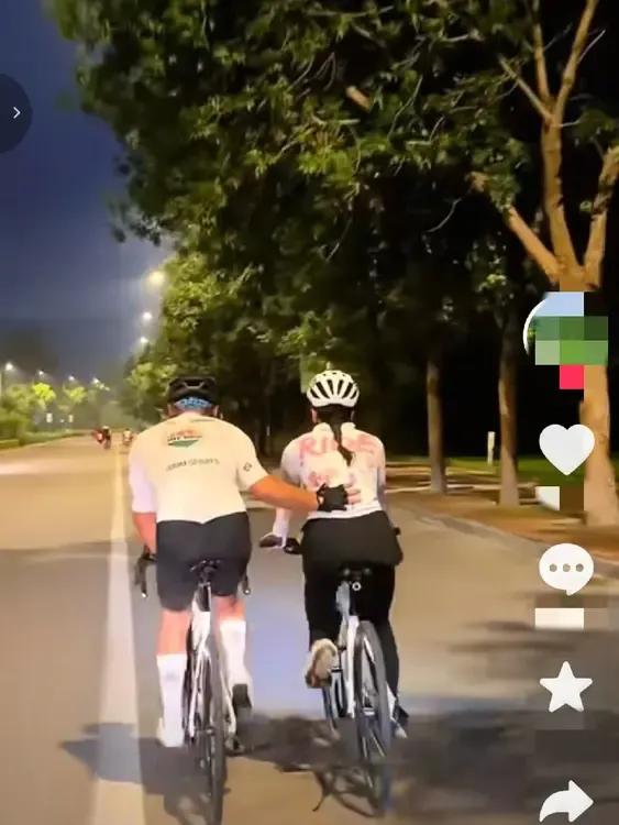 鸟哥短短20天内就用无微不至的关怀，
让大圣骑行的菜鸟梁女士彻底沦陷，
女骑士蹬