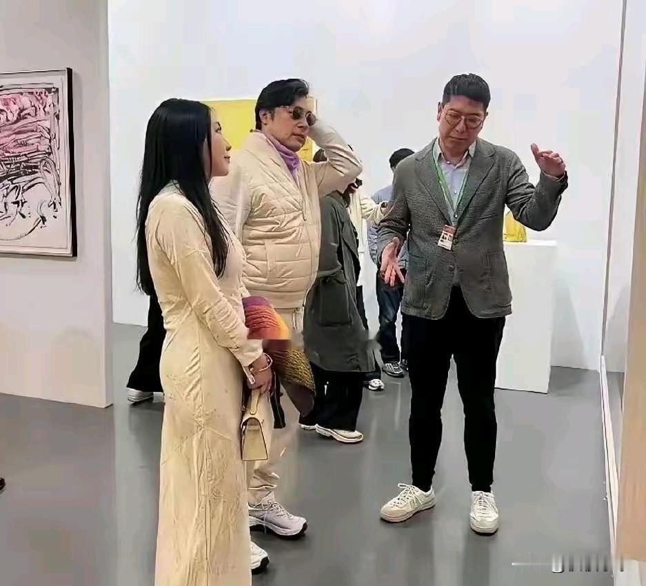 近日，王岳伦被拍到携新女友现身上海看展，高调同框秀爱，氛围感十足。
当天两人默契