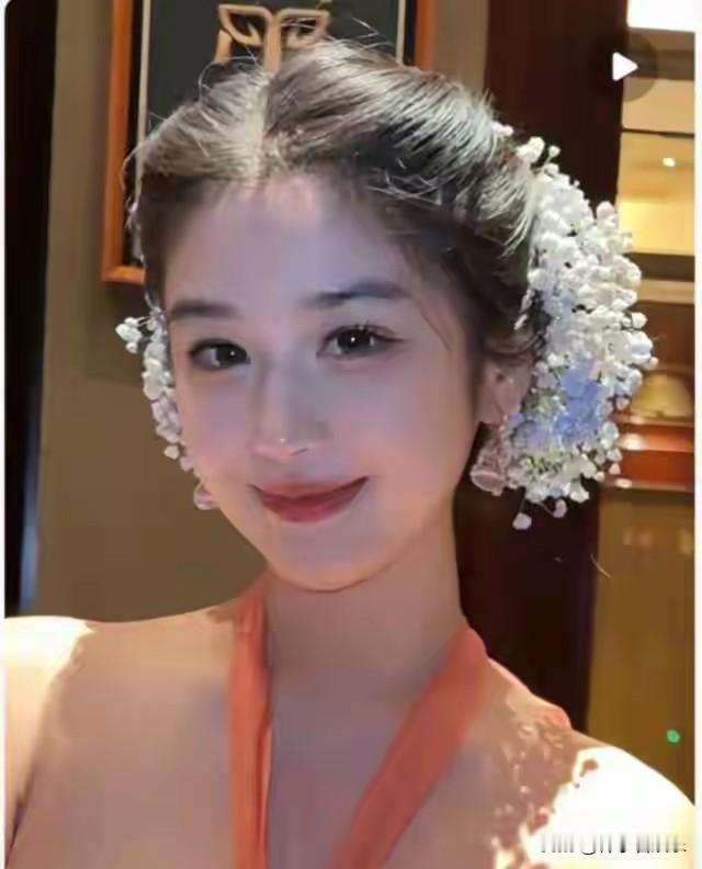 在河北廊坊的燕京理工，一位女大学生因神似中国著名女演员刘亦菲而引发校园内外热议。