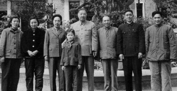 贺龙的外甥向轩战场负伤，贺炳炎自责不已，贺龙却说他只是普普通通的战士！
1948